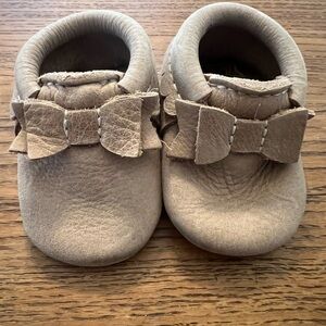 FRESHLY PICK BOW MOCC- SIZE 1– WEATHERED BROWN